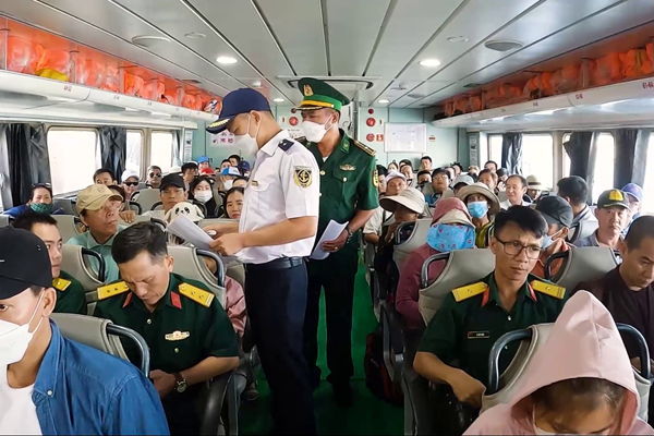 Quảng Ngãi đảm bảo an toàn các tuyến du lịch biển đảo - Anh 1
