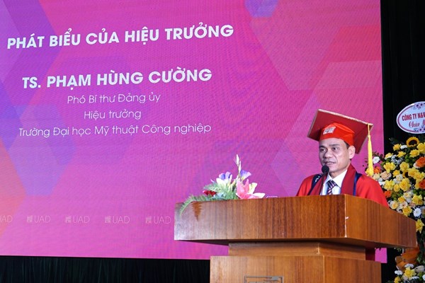 ĐH Mỹ thuật Công nghiệp trao bằng tốt nghiệp chính quy cho 315 sinh viên - Anh 1