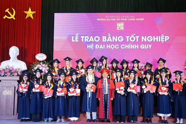 ĐH Mỹ thuật Công nghiệp trao bằng tốt nghiệp chính quy cho 315 sinh viên - Anh 2