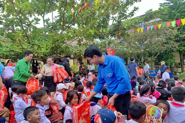 “Tiếp sức” cho học sinh vùng cao - Anh 2
