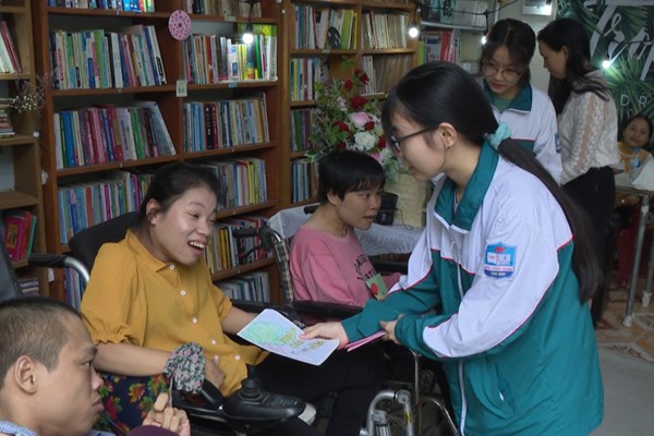 Trạm yêu thương: Trao niềm tin, gửi yêu thương từ thư viện miễn phí của cô thủ thư bại não - Anh 2