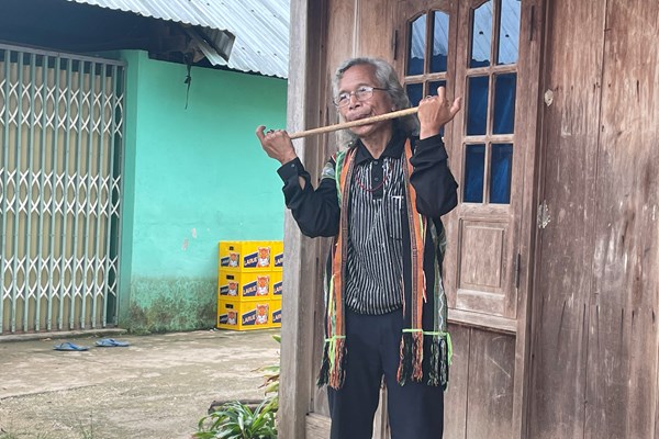 Người đảng viên Cơ Tu đam mê bảo tồn văn hóa dân tộc - Anh 1