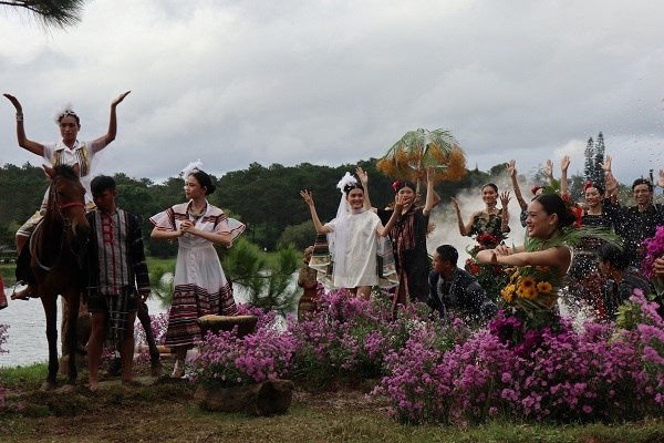 Độc đáo show trình diễn thời trang thổ cẩm bên hồ Xuân Hương - Anh 3