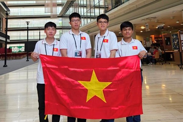Cả 4 học sinh đội tuyển Việt Nam giành huy chương tại Olympic Tin học quốc tế 2023 - Anh 1