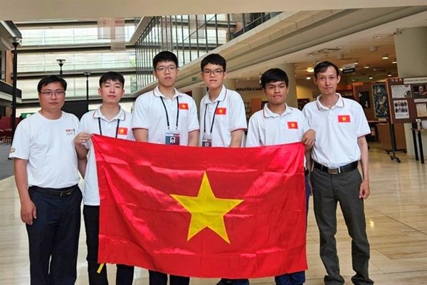 Cả 4 học sinh đội tuyển Việt Nam giành huy chương tại Olympic Tin học quốc tế 2023 - Anh 2