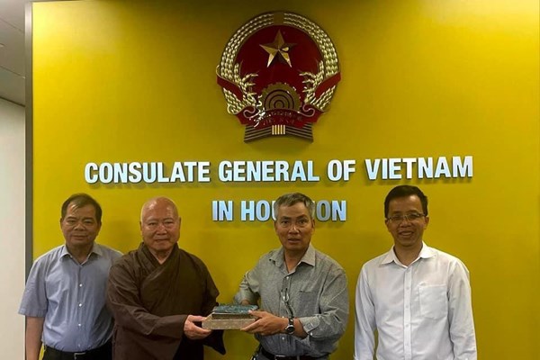 Trụ trì chùa Pháp Nguyên Pearland tặng hai cuốn sách cổ cho Thư viện Quốc gia Việt Nam - Anh 1