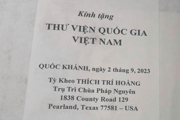 Trụ trì chùa Pháp Nguyên Pearland tặng hai cuốn sách cổ cho Thư viện Quốc gia Việt Nam - Anh 3