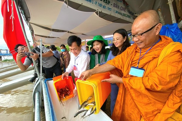 Thả hơn 1 triệu con cá giống xuống sông Hậu tái tạo nguồn lợi thủy sản - Anh 1
