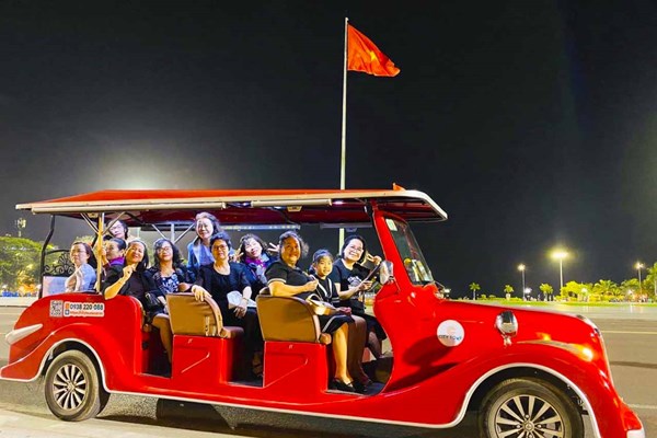 Thành phố xanh hút khách du lịch bằng xe điện - Anh 1