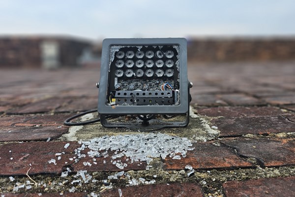 Nhiều đèn led chiếu sáng ở di tích Kỳ Đài Huế bị đập vỡ - Anh 1