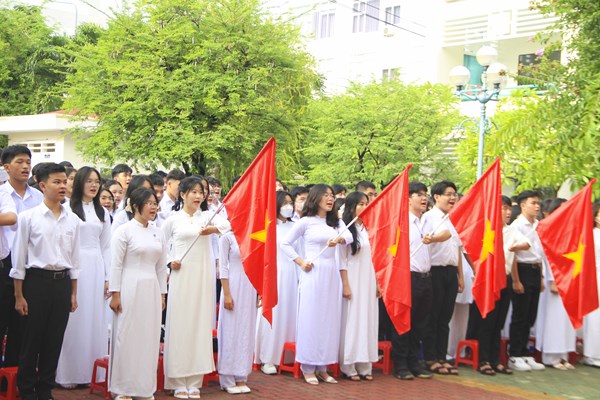 Bình Định: Hơn 330.000 học sinh bước vào năm học mới - Anh 2