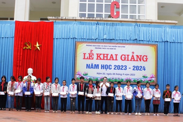 Năm học mới trên mọi miền Tổ quốc - Anh 12