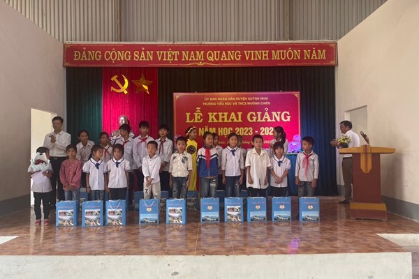 Năm học mới trên mọi miền Tổ quốc - Anh 9