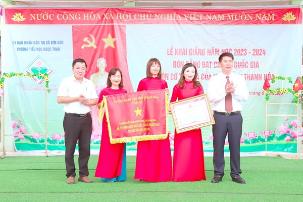 Phó Chủ tịch nước Võ Thị Ánh Xuân dự Lễ khai giảng tại Trường THPT Dân tộc nội trú Ngọc Lặc, Thanh Hoá - Anh 8