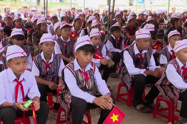 Quảng Ngãi: Học sinh vùng cao tưng bừng khai giảng năm học mới - Anh 1