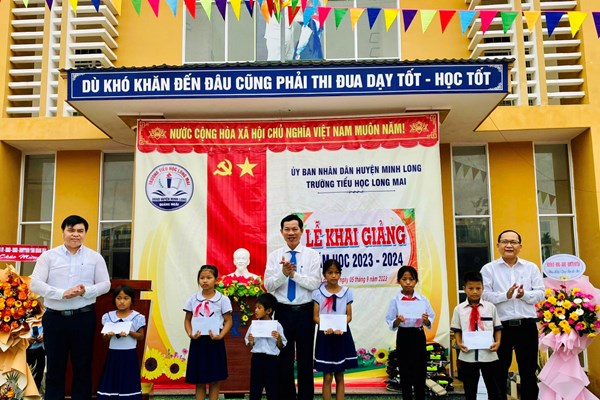 Quảng Ngãi: Học sinh vùng cao tưng bừng khai giảng năm học mới - Anh 3