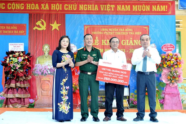 Quảng Ngãi: Học sinh vùng cao tưng bừng khai giảng năm học mới - Anh 2