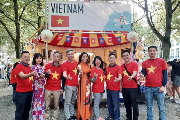 Giới thiệu văn hoá, ẩm thực Việt Nam với bạn bè quốc tế - Anh 2