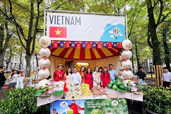 Giới thiệu văn hoá, ẩm thực Việt Nam với bạn bè quốc tế - Anh 1