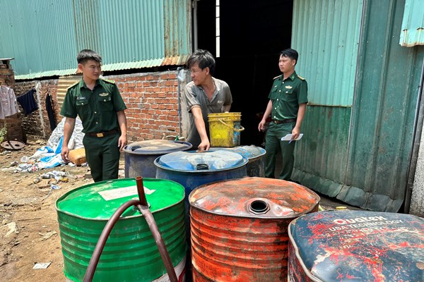 Quảng Ngãi: Tạm giữ hơn 2.000 lít dầu D.O không rõ nguồn gốc xuất xứ - Anh 1