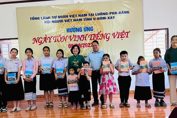 Ngày “Tôn vinh Tiếng Việt” tại Lào - Anh 1