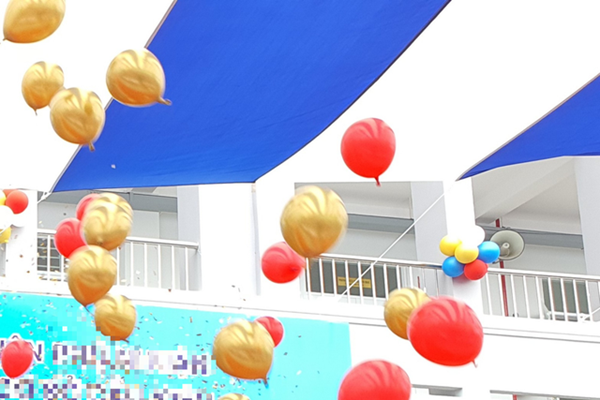 Không nên dùng bóng bay trong ngày khai giảng - Anh 1