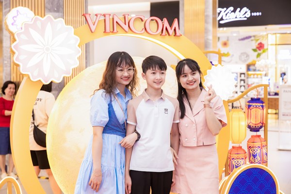 TTTM Vincom trên khắp cả nước đông kín khách dịp nghỉ lễ Quốc khánh - Anh 10