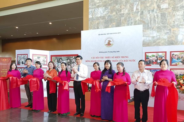 Khai mạc các hoạt động tại Ngày hội văn hóa các dân tộc miền Trung lần thứ IV - Anh 3