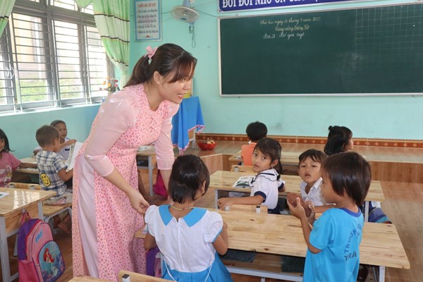 Quảng Ngãi: Nỗ lực dạy tiếng Việt cho học sinh dân tộc thiểu số Cor - Anh 3