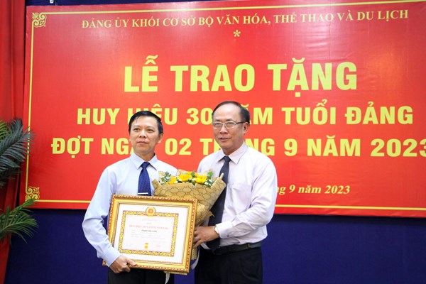 Đảng ủy khối cơ sở Bộ VHTTDL trao Huy hiệu 30 năm tuổi Đảng - Anh 1