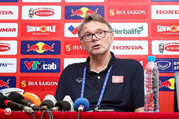 HLV Troussier hài lòng khi các học trò đã nắm bắt được ý tưởng chơi bóng của mình - Anh 1
