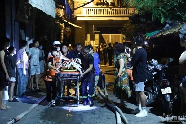 Nỗ lực giải cứu nạn nhân trong vụ hoả hoạn chung cư mini Hà Nội - Anh 1