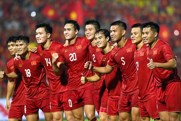 “Chiến lợi phẩm” của HLV Troussier - Anh 1