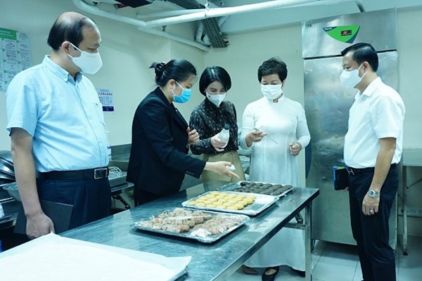 Hà Nội tăng cường kiểm tra công tác đảm bảo VSATTP bánh trung thu tại khách sạn - Anh 1