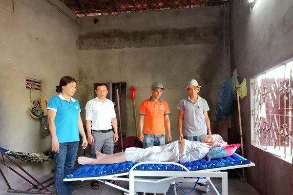 Chàng kỹ sư sáng chế giường y tế đa năng cho bệnh nhân nghèo - Anh 1