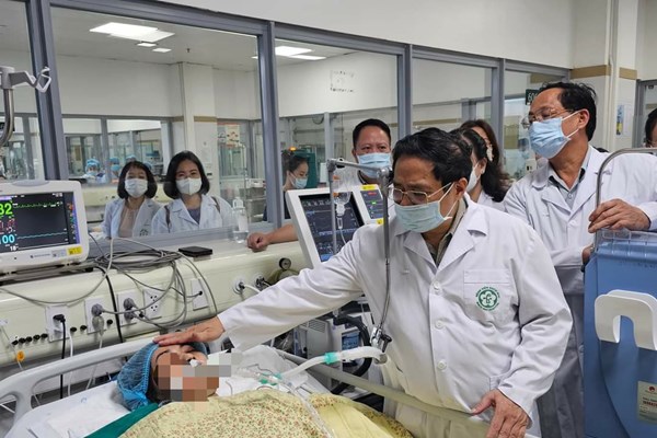 Thủ tướng Chính phủ thăm hỏi và động viên nạn nhân vụ cháy chung cư mini - Anh 1