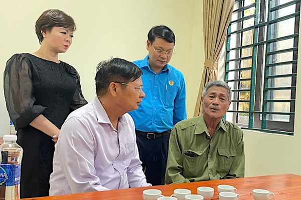 Tổng LĐLĐ Việt Nam thăm hỏi, hỗ trợ gia đình nạn nhân trong vụ cháy tại Hà Nội - Anh 1