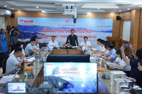 Phát triển du lịch Yên Bái qua Giải leo núi “Bước chân trên mây” đầu tiên dành cho giới báo chí - Anh 1