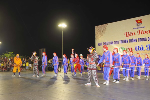 Khi người trẻ bảo tồn nghệ thuật Chèo Bả trạo - Anh 1