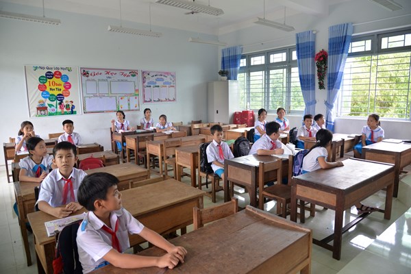 Quảng Ngãi: Lớp vắng học sinh vì bệnh đau mắt đỏ - Anh 1