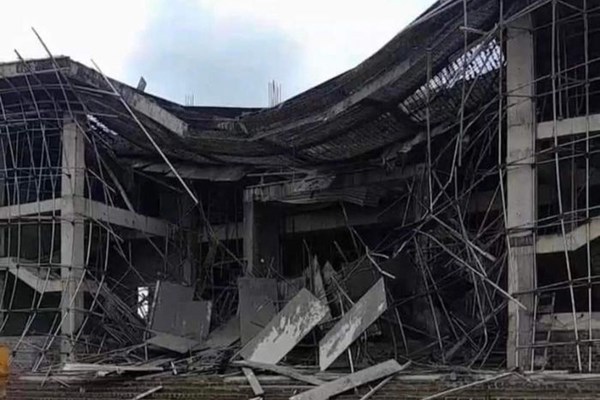 Trung tâm Văn hóa huyện Tuyên Hóa sập giàn giáo phần sảnh khiến một người bị thương - Anh 1