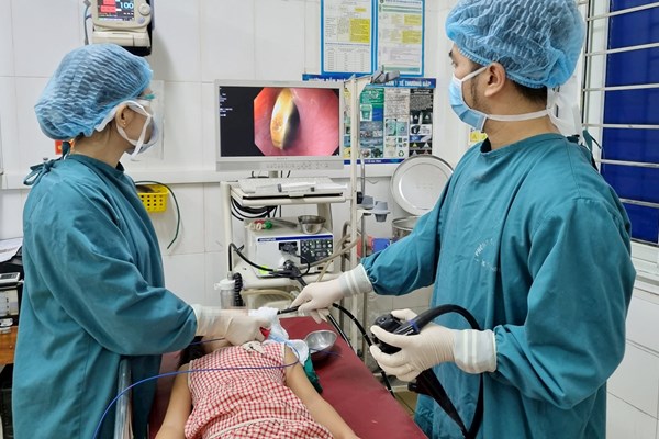 Gắp thành công đồng xu mắc trong thực quản bé gái 5 tuổi - Anh 1