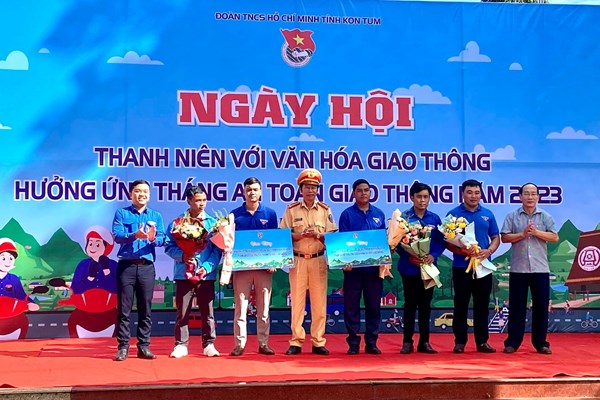 Kon Tum: Ngày hội thanh niên với văn hóa giao thông - Anh 4
