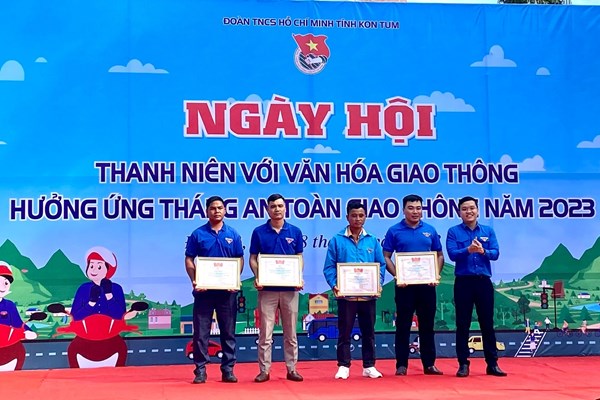 Kon Tum: Ngày hội thanh niên với văn hóa giao thông - Anh 3