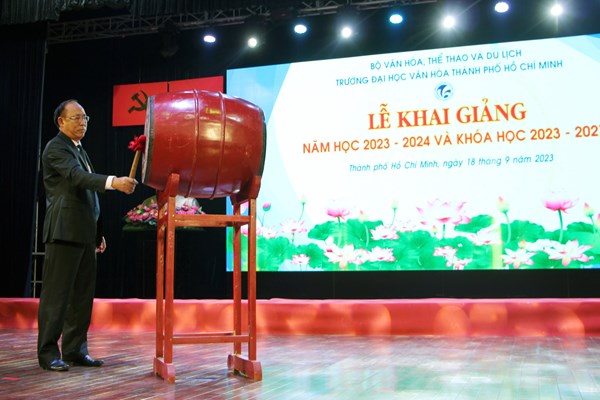 Hơn 900 tân sinh viên Trường ĐH Văn hóa TP.HCM khai giảng năm học mới - Anh 1