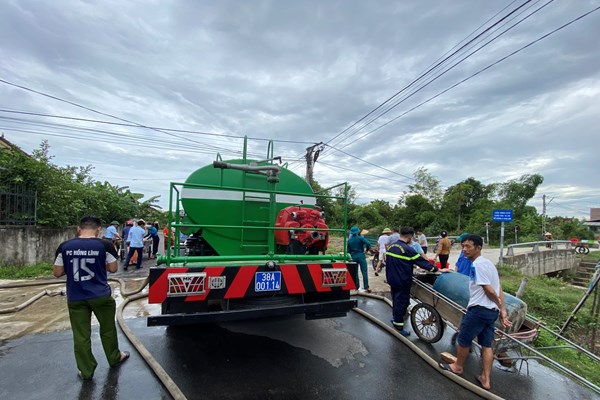 Điều xe cứu hỏa cấp nước sạch cho người dân - Anh 1