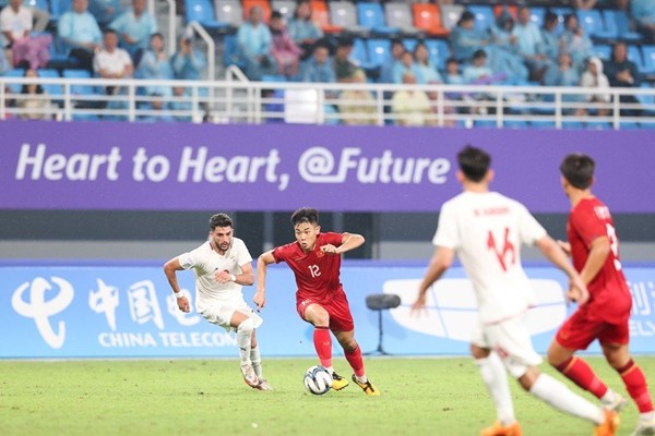Tuyển Olympic Việt Nam thua đậm Iran - Anh 2