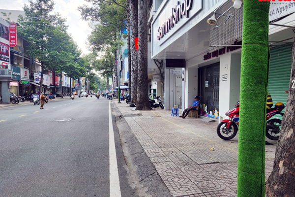 “Mặc áo” cho cột điện ở TP.HCM chống dán quảng cáo rao vặt - Anh 1