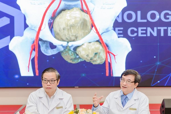 Chàng trai trẻ vượt “cửa tử” sau ca phẫu thuật khối u xương khổng lồ cực hiếm gặp - Anh 1