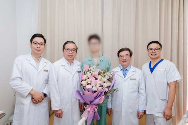 Chàng trai trẻ vượt “cửa tử” sau ca phẫu thuật khối u xương khổng lồ cực hiếm gặp - Anh 4